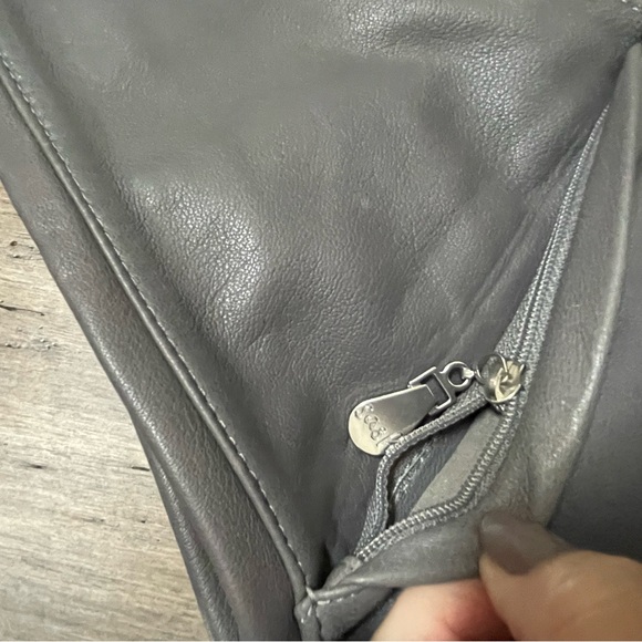 The Sash Bag Carbon Grey Classic+ Leather Crossbody Sling Bag - Picture 7 of 10